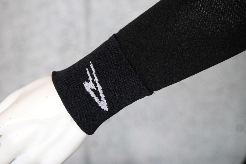 2025 Defeet Armskin D-Logo Black - cuff 1.jpg