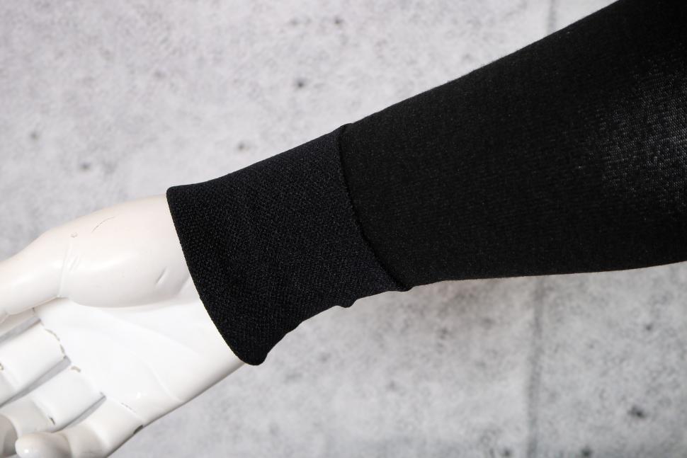 2025 Defeet Armskin D-Logo Black - cuff 2.jpg