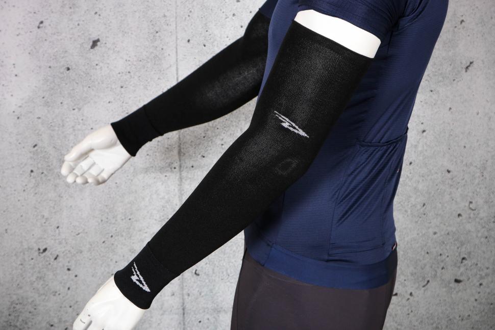 2025 Defeet Armskin D-Logo Black - ful.jpg