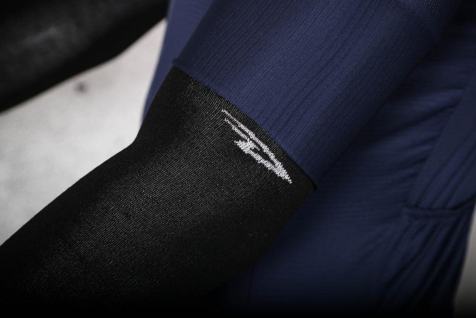 2025 Defeet Armskin D-Logo Black - logo detail.jpg