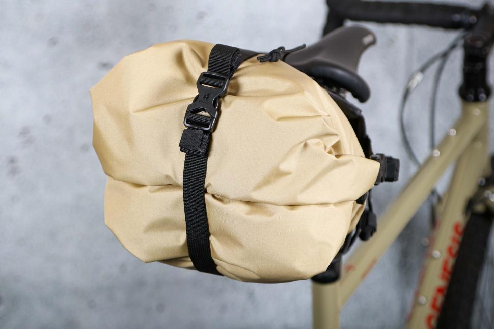 2025 Deuter Cabezon SB 16 - rear strap.jpg