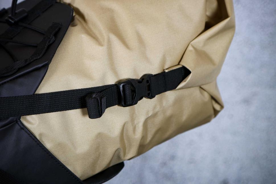 2025 Deuter Cabezon SB 16 - side straps.jpg