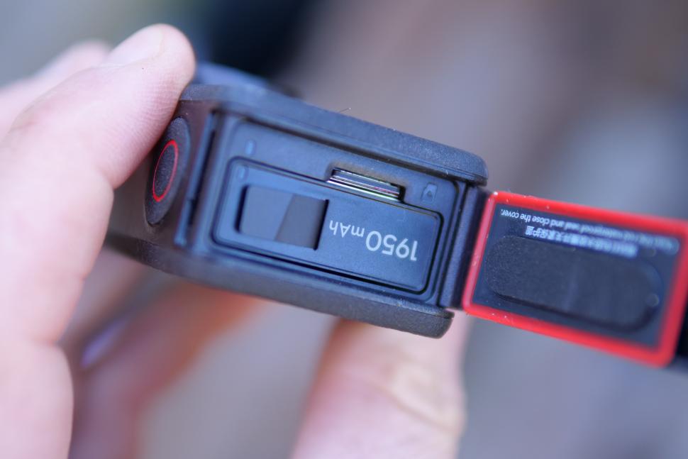 2025 DJI Osmo Action 5 Pro - battery card port.jpg