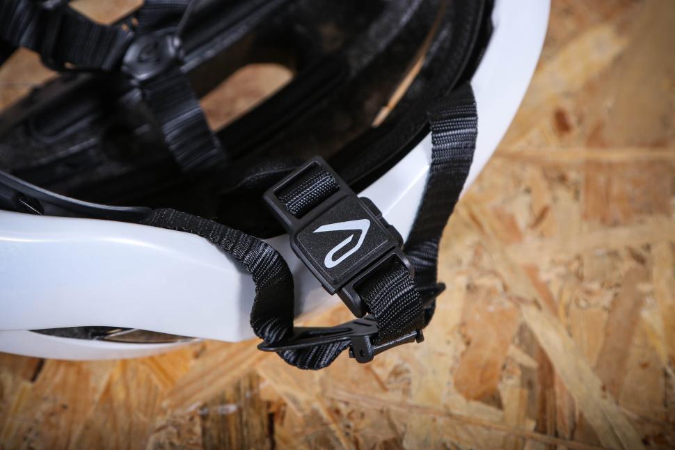 2025 Ekoi Perf CRYSTAL White Helmet - clip.jpg