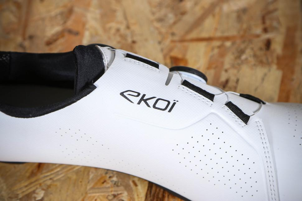 2025 Ekoi Perf R4 Road shoes - logo 2.jpg