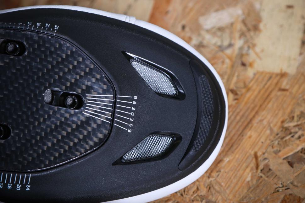 2025 Ekoi Perf R4 Road shoes - sole toe vents.jpg