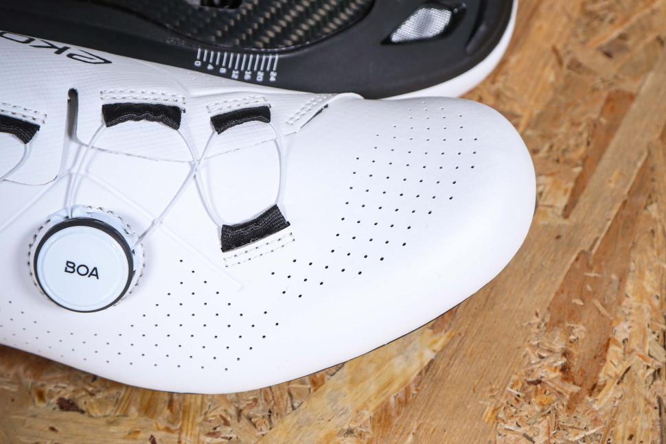 2025 Ekoi Perf R4 Road shoes - toe.jpg
