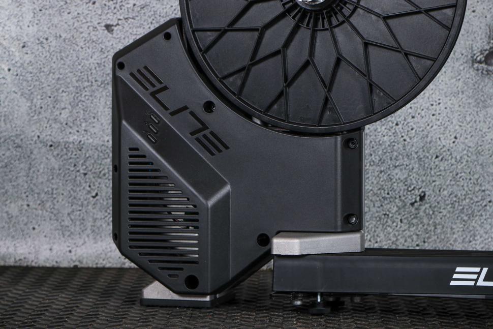 2025 Elite Rivo Interactive Trainer - detail 2.jpg