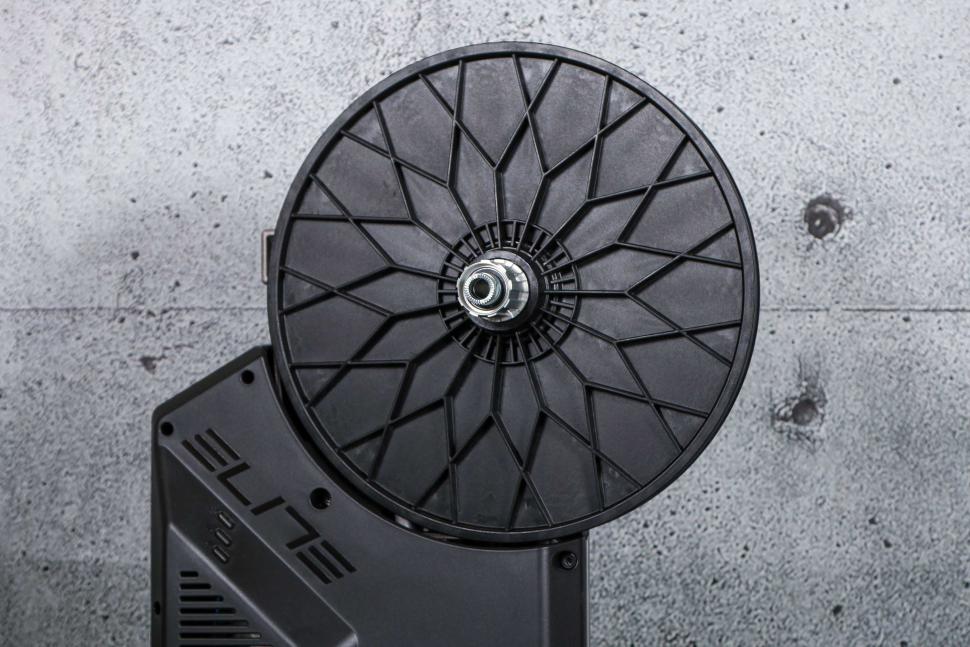 2025 Elite Rivo Interactive Trainer - detail.jpg