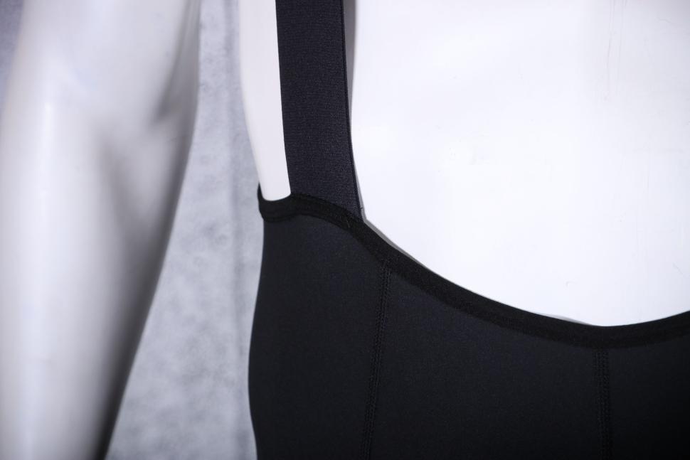 2025 Endura Loop Bibshorts - strap detail.jpg