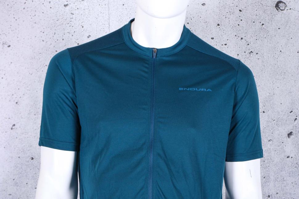 2025 Endura Men's Loop Short Sleeved Zipped Jersey - Barra Blue - chest.jpg