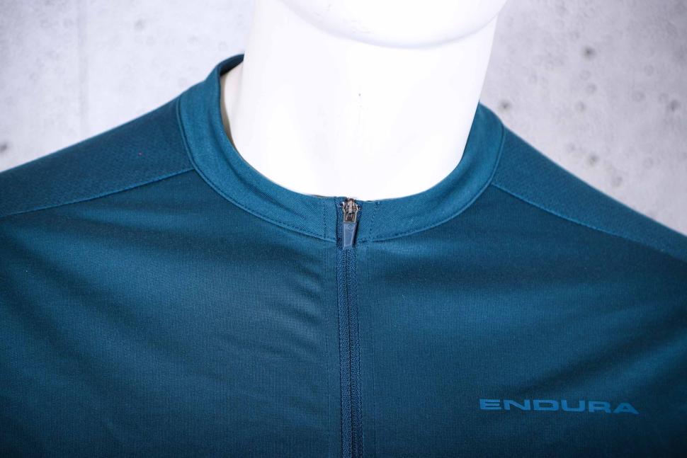 2025 Endura Men's Loop Short Sleeved Zipped Jersey - Barra Blue - collar.jpg