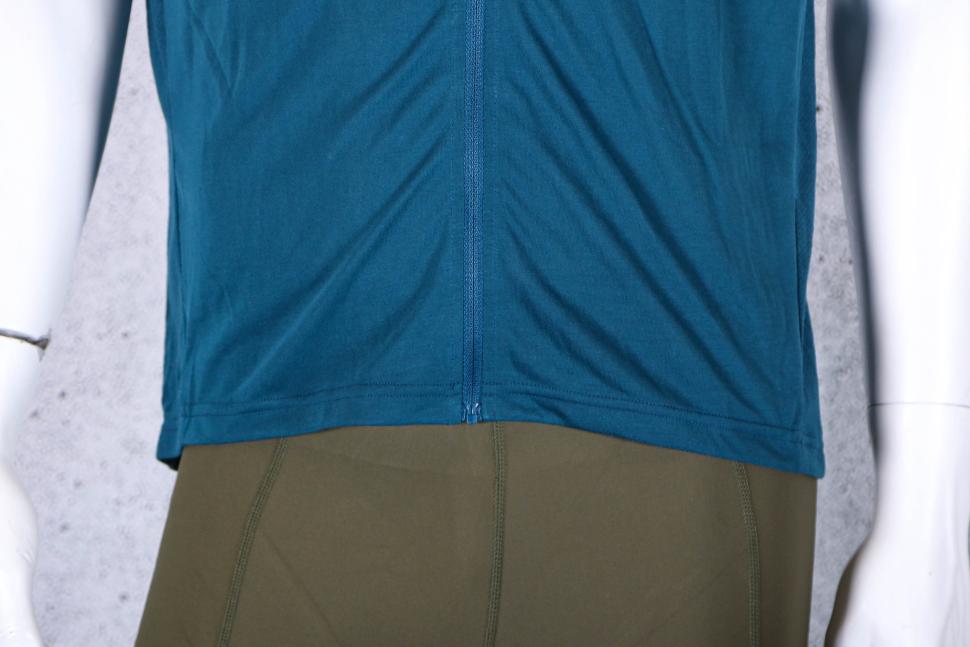 2025 Endura Men's Loop Short Sleeved Zipped Jersey - Barra Blue - hem.jpg