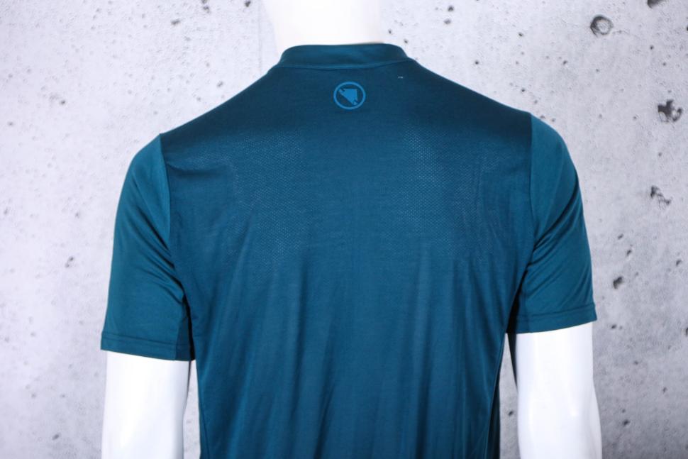 2025 Endura Men's Loop Short Sleeved Zipped Jersey - Barra Blue - shoulders.jpg