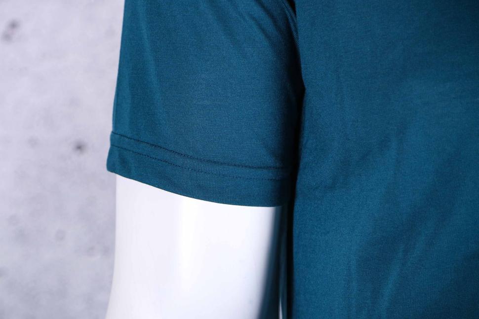 2025 Endura Men's Loop Short Sleeved Zipped Jersey - Barra Blue - sleeve.jpg