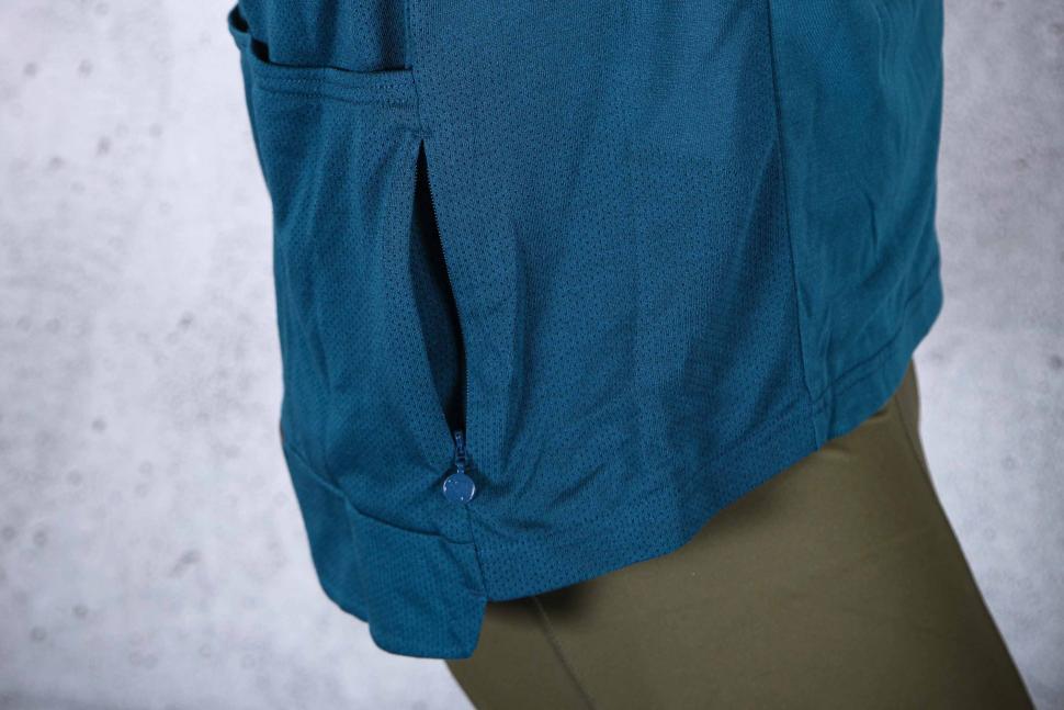 2025 Endura Men's Loop Short Sleeved Zipped Jersey - Barra Blue - zipped pocket.jpg