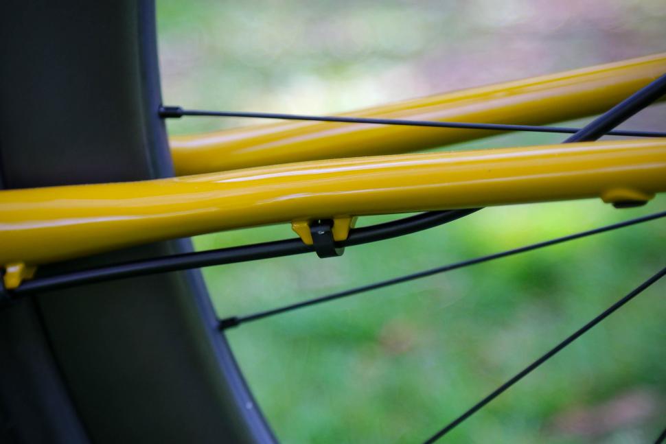 2025 Fairlight Strael 4.0 - chain stay cable route.jpg