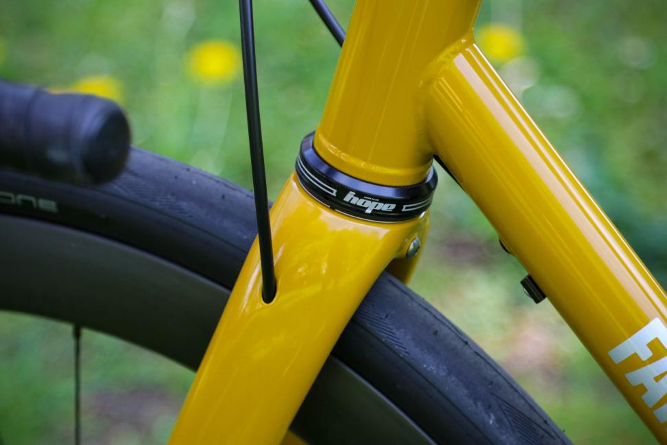 2025 Fairlight Strael 4.0 - fork cable route.jpg