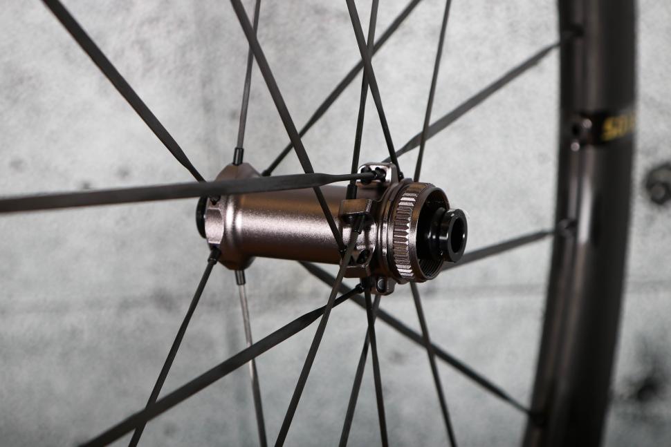 2025 Farsports 2025 New EVO S Series wheelset - front hub.jpg
