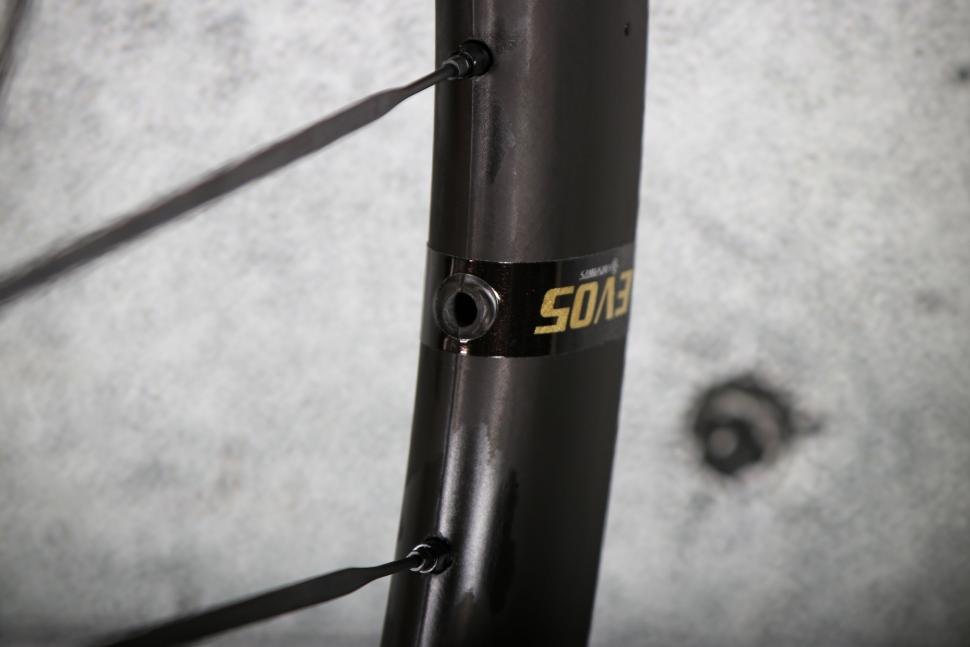 2025 Farsports 2025 New EVO S Series wheelset - valve hole.jpg