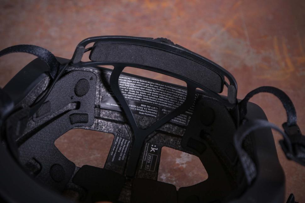 2025 Fizik Kudo helmet - tension system inside.jpg