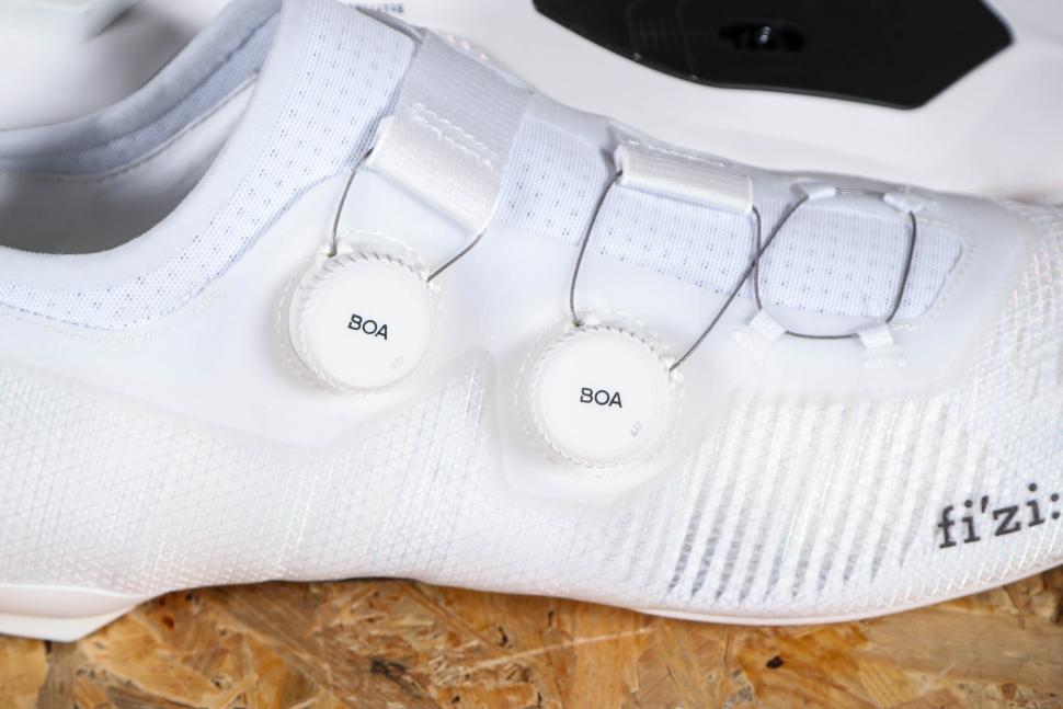 2025 Fizik Vento Vega Carbon - BOA dials.jpg