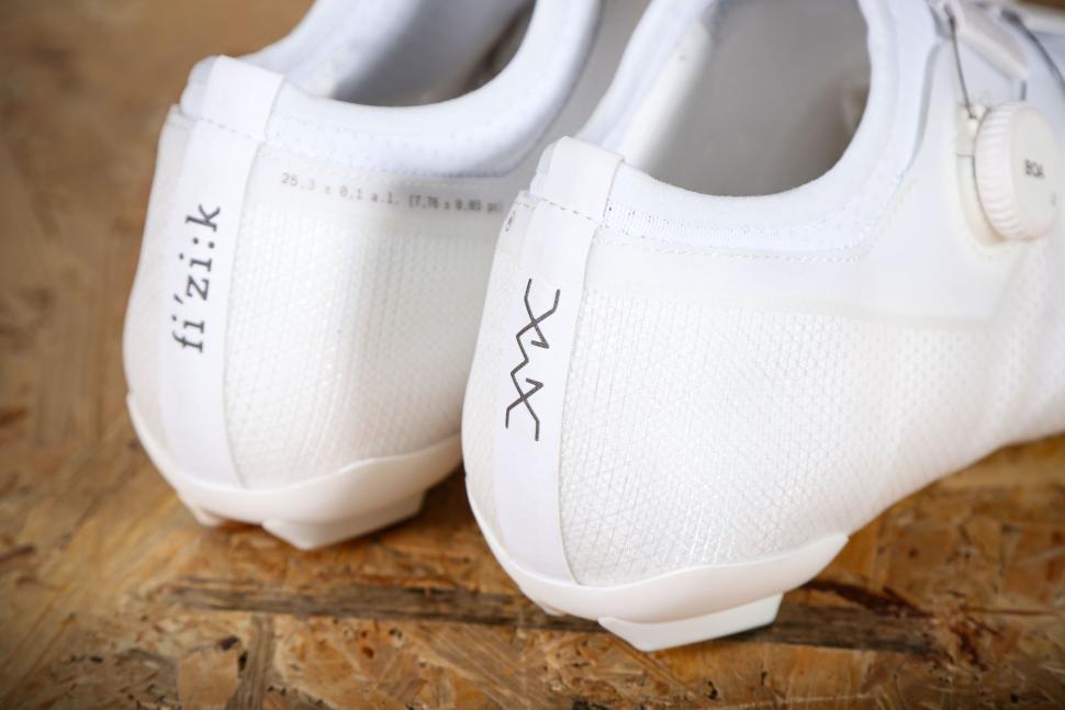 2025 Fizik Vento Vega Carbon - heels.jpg