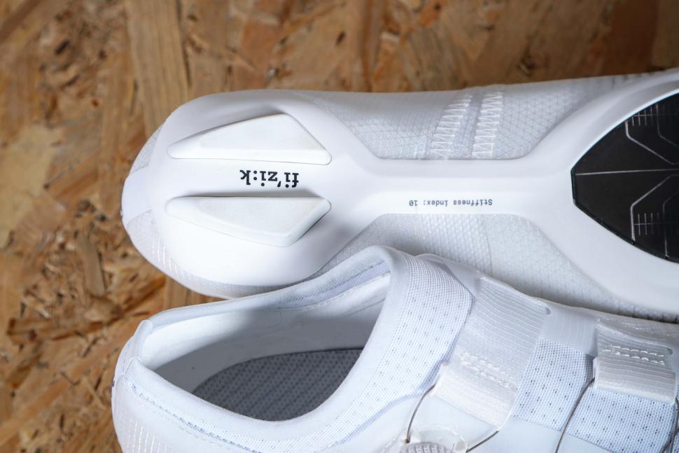 2025 Fizik Vento Vega Carbon - sole heel.jpg