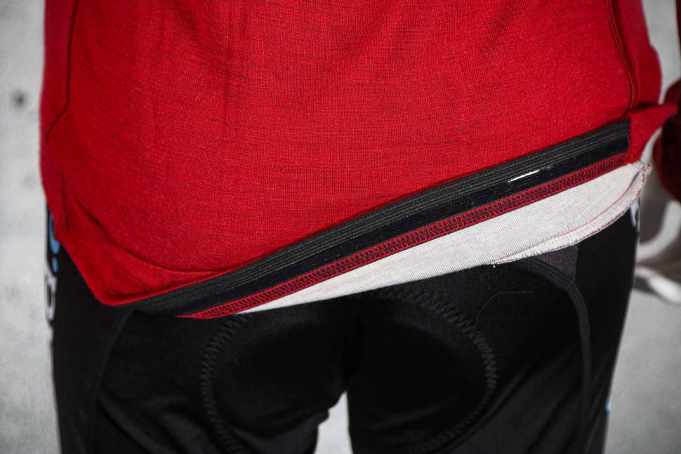2025 Galibier Female Roubaix Merino Jersey - gripper.jpg