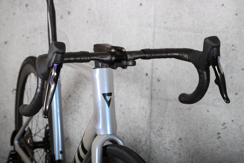 2025 Giant Defy Advanced SL 1 - bars 1.jpg