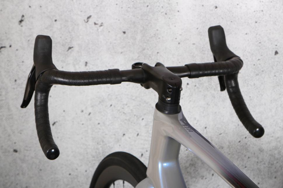 2025 Giant Defy Advanced SL 1 - bars 3.jpg