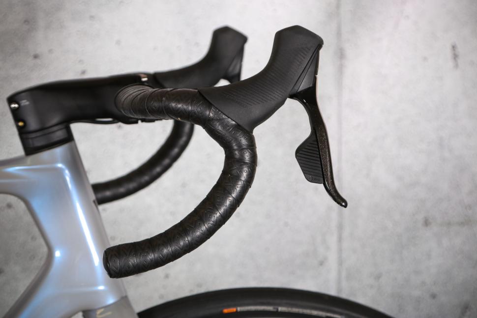 2025 Giant Defy Advanced SL 1 - drop bar and lever.jpg