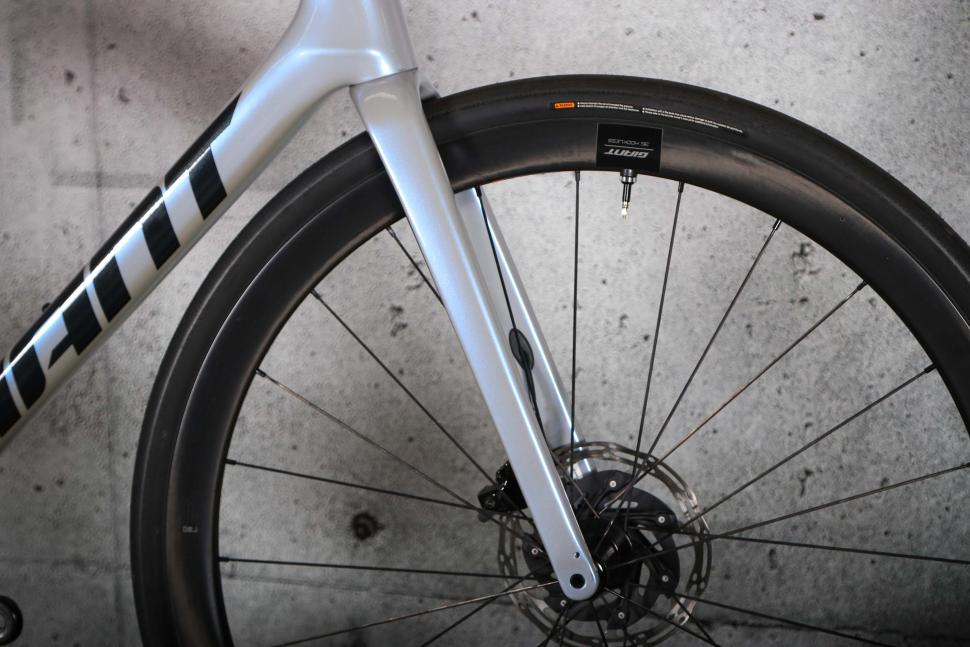 2025 Giant Defy Advanced SL 1 - fokr.jpg