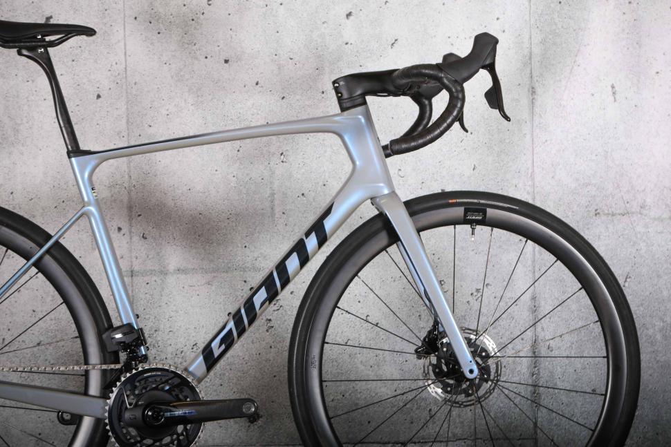 2025 Giant Defy Advanced SL 1 - front.jpg