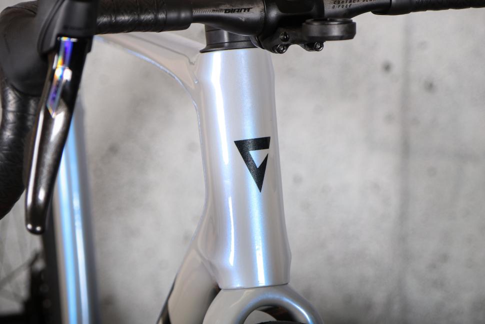 2025 Giant Defy Advanced SL 1 - head tube badge.jpg