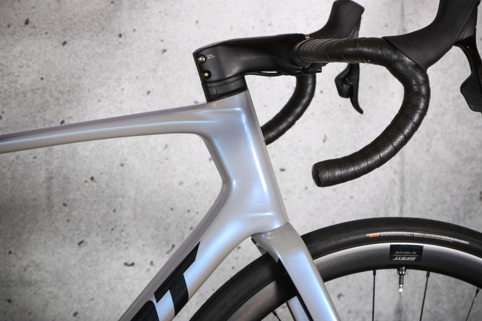 2025 Giant Defy Advanced SL 1 - head tube.jpg