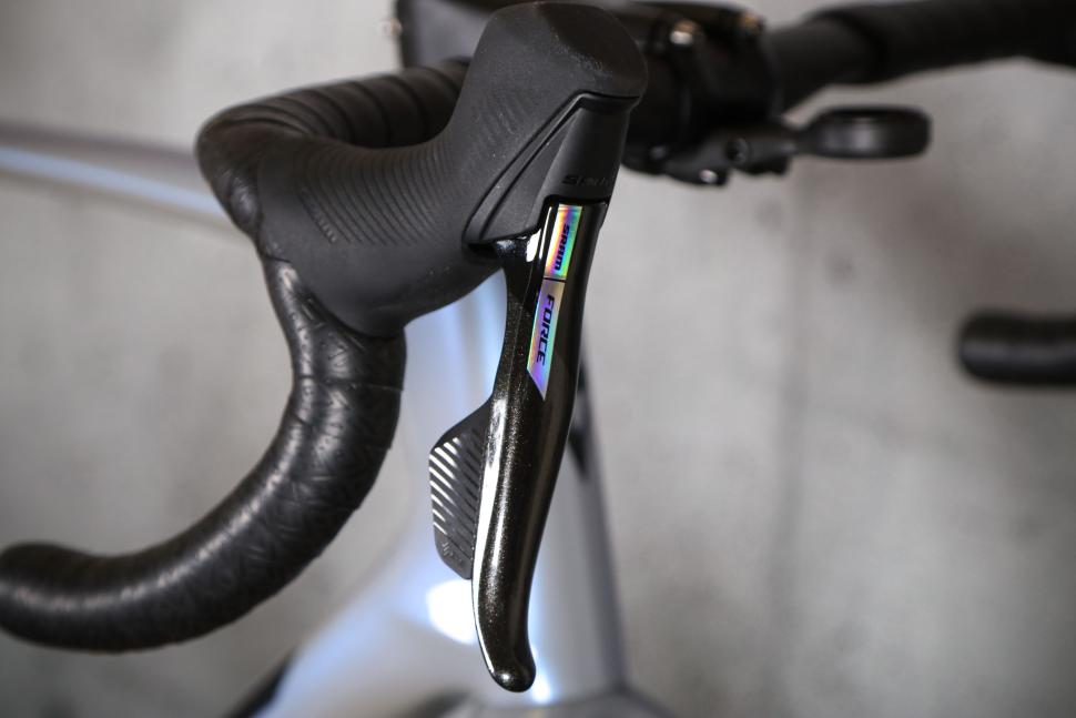 2025 Giant Defy Advanced SL 1 - lever.jpg