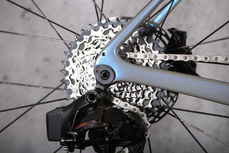 2025 Giant Defy Advanced SL 1 - rear dropout and cassette.jpg