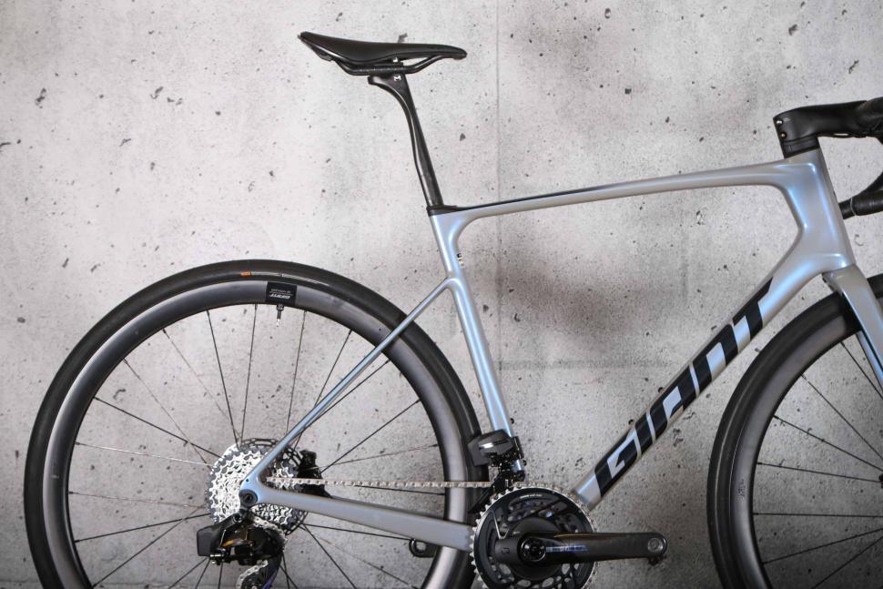 2025 Giant Defy Advanced SL 1 - rear.jpg