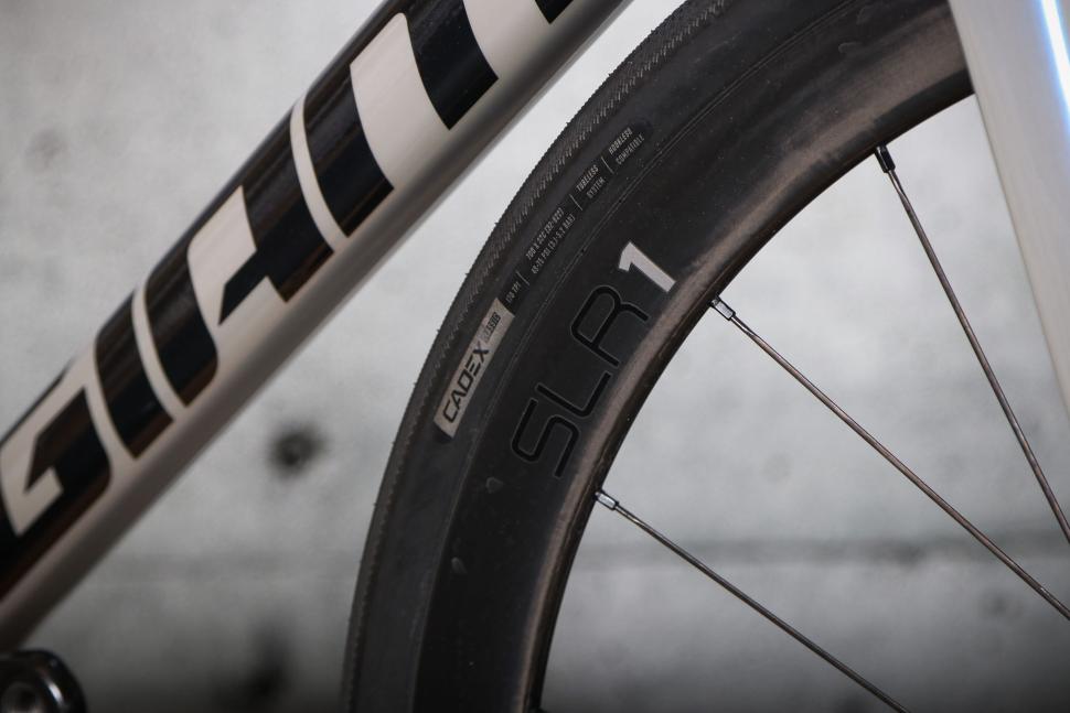 2025 Giant Defy Advanced SL 1 - rim and tyre.jpg