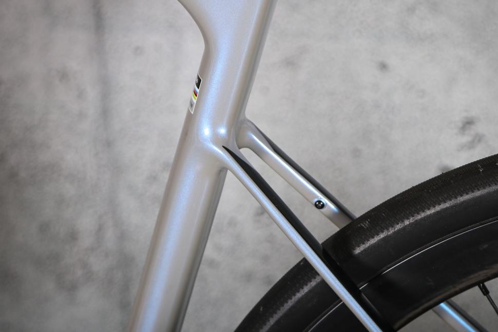 2025 Giant Defy Advanced SL 1 - seat stays.jpg