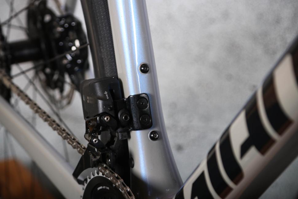 2025 Giant Defy Advanced SL 1 - seattube bosses.jpg