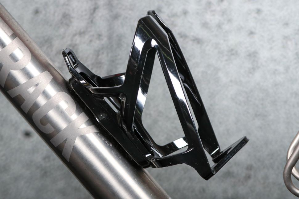 2025 Grundig Bottle Holder Findmy Tracker - bottle cage on bike 2.jpg
