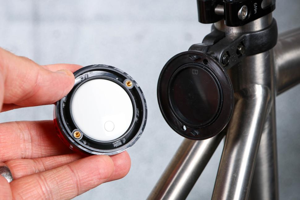 2025 Grundig Reflector Findmy Tracker - open 2.jpg