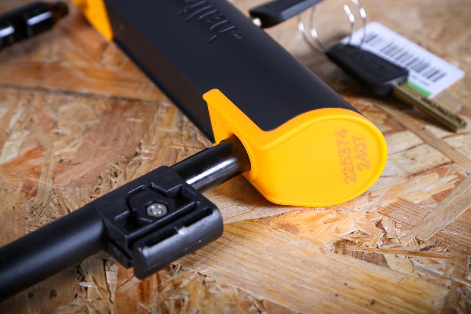 2025 Halfords 23cm D Lock - detail.jpg