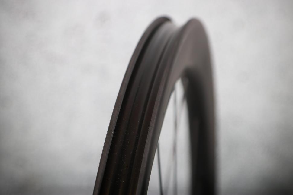 2025 Hunt 44_46 Aerodynamicist UD Carbon Spoke Disc Wheelset - rim bed 2