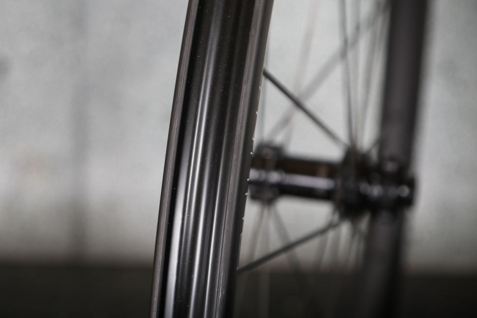 2025 Hunt 44_46 Aerodynamicist UD Carbon Spoke Disc Wheelset - rim bed