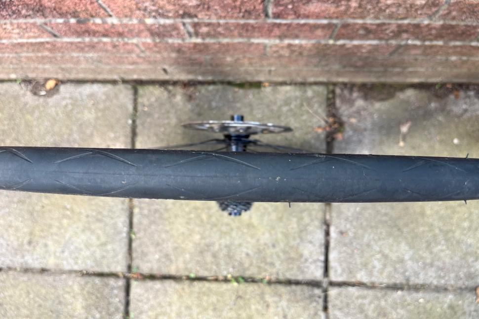 2025 Hutchinson Blackbird Race tyre tread 2.png