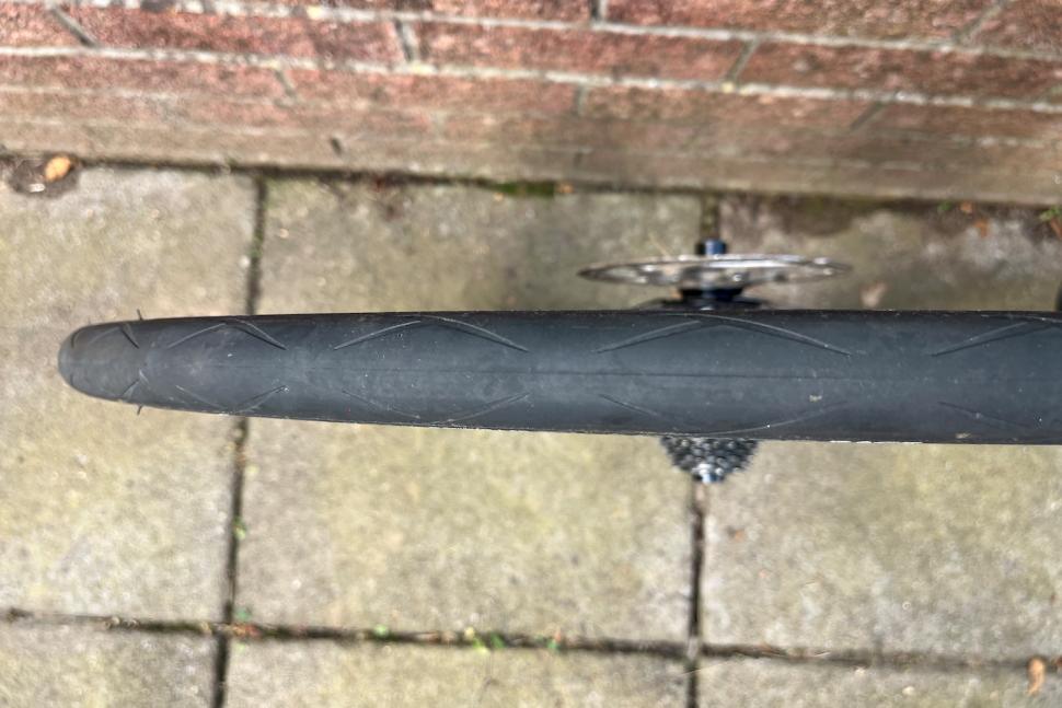 2025 Hutchinson Blackbird Race tyre tread.png