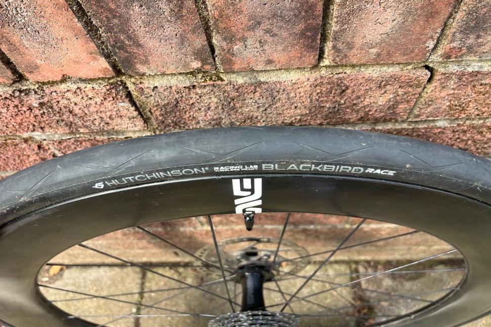 2025 Hutchinson Blackbird Race tyre.png